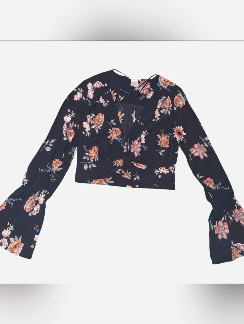 inTu black floral pattern low-cut buttoned cropped blouse